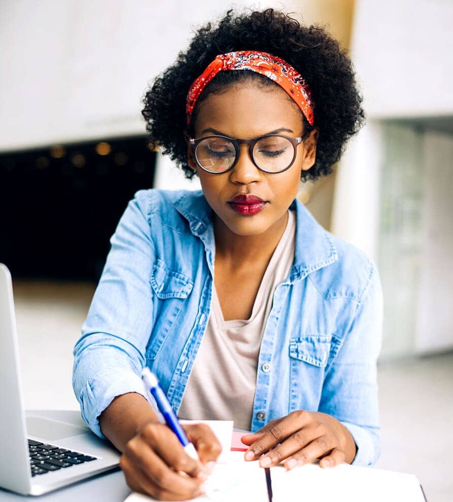 Jeune femme Réunionnaise travaillant sur son site internet